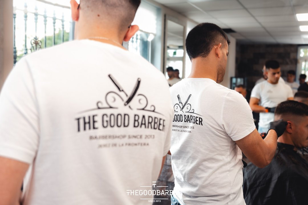 Barberos trabajando en el interior de The Good Barber en Jerez de la Frontera