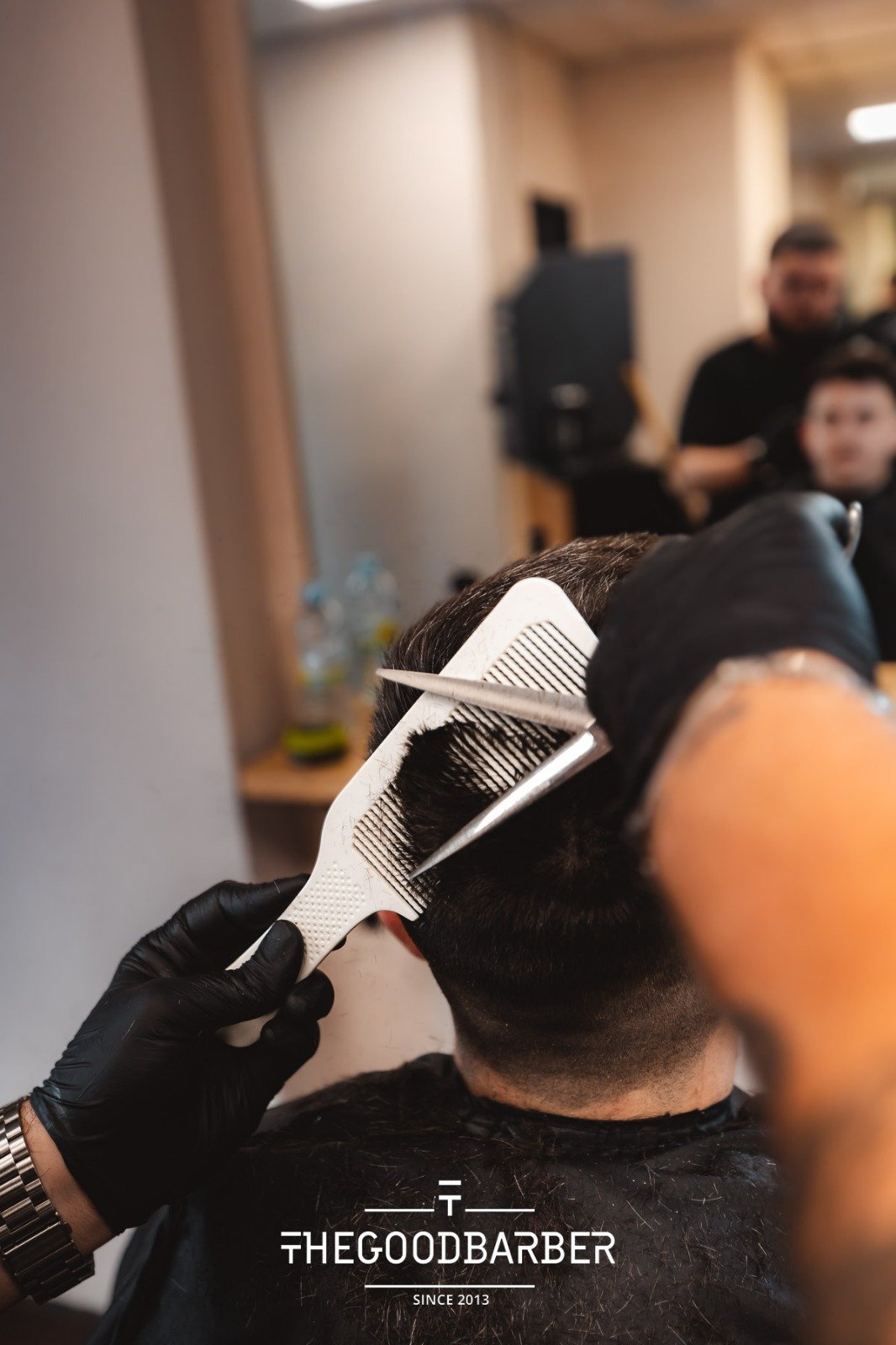Detalle de corte con tijeras en la nuca en The Good Barber