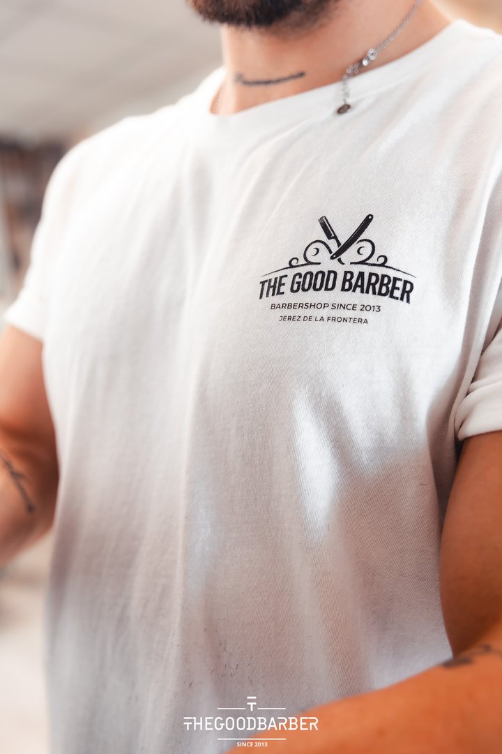 Uniforme con el logotipo de The Good Barber en el pecho