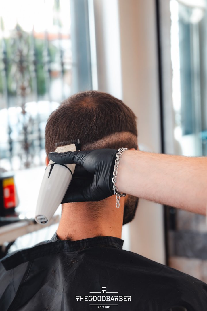 Perfilado con máquina en la nuca en The Good Barber